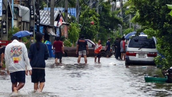 น้ำท่วม เด็ก ๆ ไม่เครียด! พายเรือเล่น-เล่นวอลเลย์บอลบนถนน หาปลา คลายเครียดช่วงน้ำล้นตลิ่ง