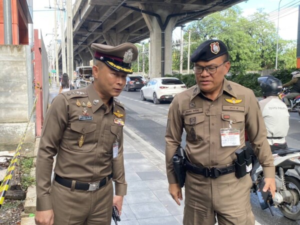 พ.ต.อ.ประสพโชค เอี่ยมพินิจ ผกก.สน.หัวหมาก พร้อมด้วย พ.ต.ท.สวภณ คะอังกุ สวป.สน.หัวหมาก นำกำลังเจ้าหน้าที่ตำรวจ สายตรวจ สืบสวน พนักงานสอบสวน สน.หัวหมาก และเจ้าหน้าที่กู้ภัย เข้าตรวจสอบเหตุชายเสียชีวิตบริเวณคลองระบายน้ำ