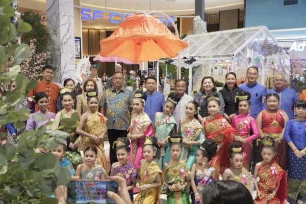 ฉะเชิงเทรา เปิดเวที “Blooming Thai @ Chachoengsao” สร้างสรรค์ผ้าไทยจากภูมิปัญญา สู่แฟชั่นร่วมสมัย ขับเคลื่อน Soft Power สู่เวทีสากล