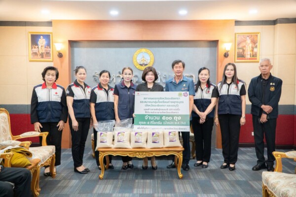ผู้ว่าฯ ฉะเชิงเทรา รับมอบข้าวสาร 500 ถุง จากสภาเกษตรกรฯ–กลุ่มโรงเรียนค่ายพุทธบุตรฯ สนับสนุนภารกิจเหล่ากาชาดจังหวัดฉะเชิงเทรา