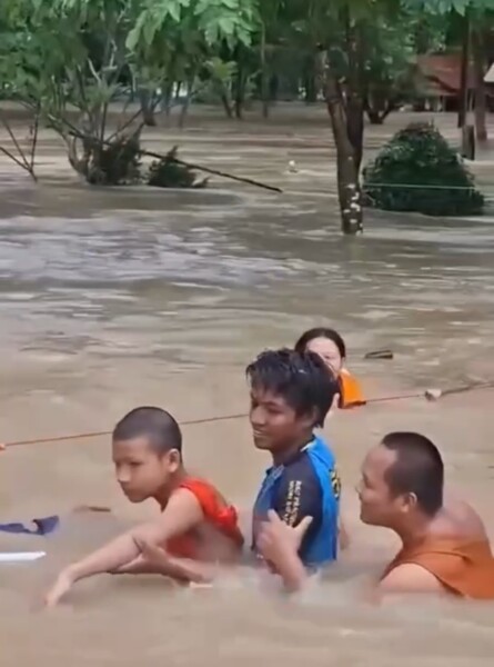 สามอำเภอ ฉะเชิงเทรา วิกฤตน้ำหลากทะลัก หลายหมู่บ้านถูกตัดขาด ผู้นำอพยพชาวบ้านหนีตายโกลาหล