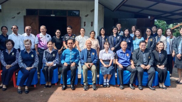 นายกเทศมนตรีตำบลตระการพืชผล เยี่ยมนักเรียนทุนพระราชทาน ม.ท.ศ.