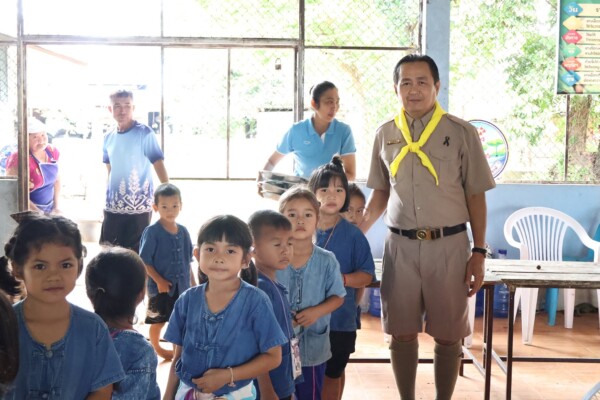ผอ.สพป.อบ.2 ลงพื้นที่ตรวจเยี่ยมติดตามการจัดการเรียนการสอนพร้อมมอบนโยบายด้านความปลอดภัยในสถานศึกษา