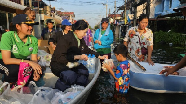 “มูลนิธิปวีณาฯ” ผนึกกำลัง “มูลนิธิธรรมนัส” ลงพื้นที่ลุยน้ำท่วมย่านลำลูกกา ปทุมธานี เร่งแจกข้าวกล่องและน้ำดื่มสะอาด บรรเทาความเดือดร้อนให้ประชาชนที่ประสบภัยน้ำท่วม