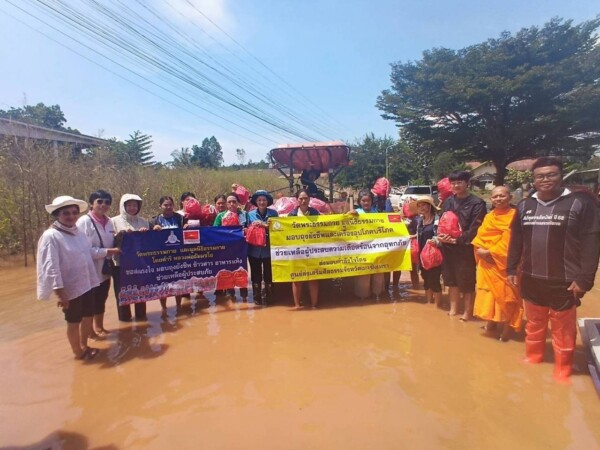 ปทุมธานี วัดพระธรรมกายเร่งช่วยน้ำท่วมฉะเชิงเทรา ส่งถุงยังชีพ 1,000 ชุดถึงชุมชนประสบภัย แม้บางพื้นที่น้ำสูงรถเข้าไม่ถึง