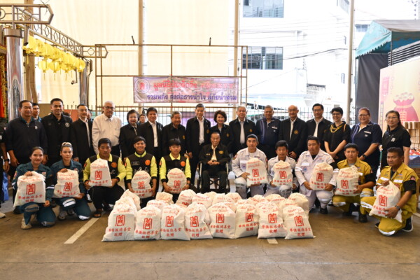 ป่อเต็กตึ๊ง รวมพลังระดมถุงยังชีพกว่า 1,400 ชุด เร่งลงพื้นที่แจกผู้ประสบภัยน้ำท่วมกทม.