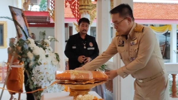 ‘ราเชน ตระกูลเวียง’ นำคณะร่วมพิธีฌาปนกิจ ‘ภาคภูมิ เพชรพังงา’ ศิลปินชื่อดัง ณ วัดพุทธบูชา