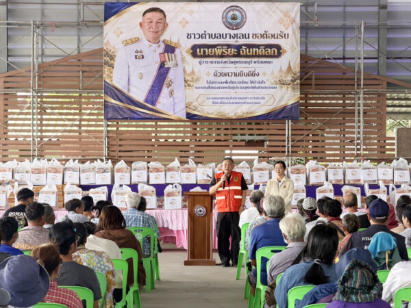สุพรรณบุรีพ่อเมืองสุพรรณนำส่วนราชการผู้บริหารท้องถิ่นมอบถุงยังชีพให้กำลังใจแก่ผู้ประสบอุทกภัย