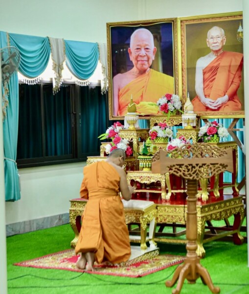 เจ้าคณะอำเภอดอนตูมมอบเกียรติบัตรให้กับผู้ที่ทำความดีที่ได้ร่วมสนับสนุนกิจกรรมอันเป็นประโยชน์ต่อพระพุทธศาสนาและชุมชน
