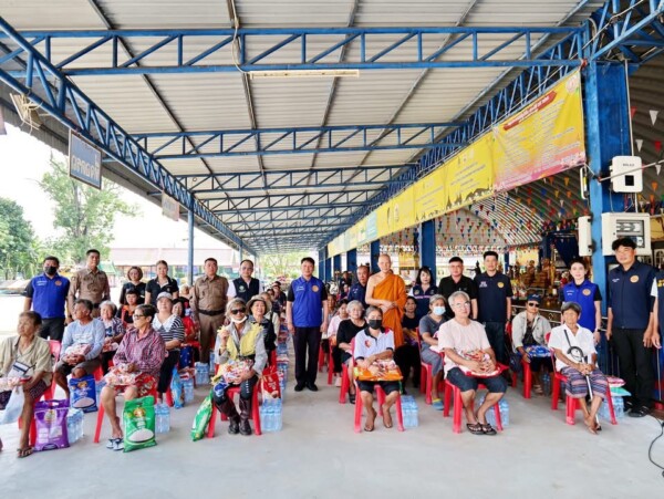 อำเภอนครชัยศรี ยึดหลัก ”บวร“ ร่วมกับ วัดสำโรง ส่งมอบถุงยังชีพ ผ่านความห่วงใย สู่ผู้ประสบอุทกภัย
