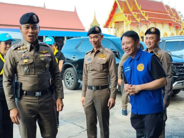 นายอำเภอนครชัยศรี ผนึกกำลัง‘ผู้การนครปฐม’ประธาน กต.ตร.สภ.นครชัยศรี‘ ลุยน้ำท่วม มอบถุงยังชีพช่วยเหลือผู้ประสบอุทกภัย