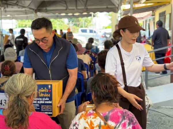 ส.ส. ดร.พานุวัฒน์ สะสมทรัพย์ จับมือน้องชาย สส.สุขชาต สะสมทรัพย์ สส.เขต4 นครปฐม พร้อมผู้นำ อำเภอกำแพงแสน ได้ลงพื้นที่มอบสิ่งของช่วยเหลือประชาชนที่ประสบปัญหาอุทกภัย ในพื้นที่อำเภอกำแพงแสน