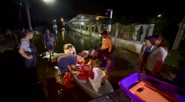 กู้ภัยฉะเชิงเทราจุดบางคล้าเคลื่อนย้ายศพชายอายุ 85 ปี ใช้เรือลากลุยน้ำท่วมเกือบ 2 กิโล ไปวัดโพธิ์บางคล้า ท่ามกลางความมืด